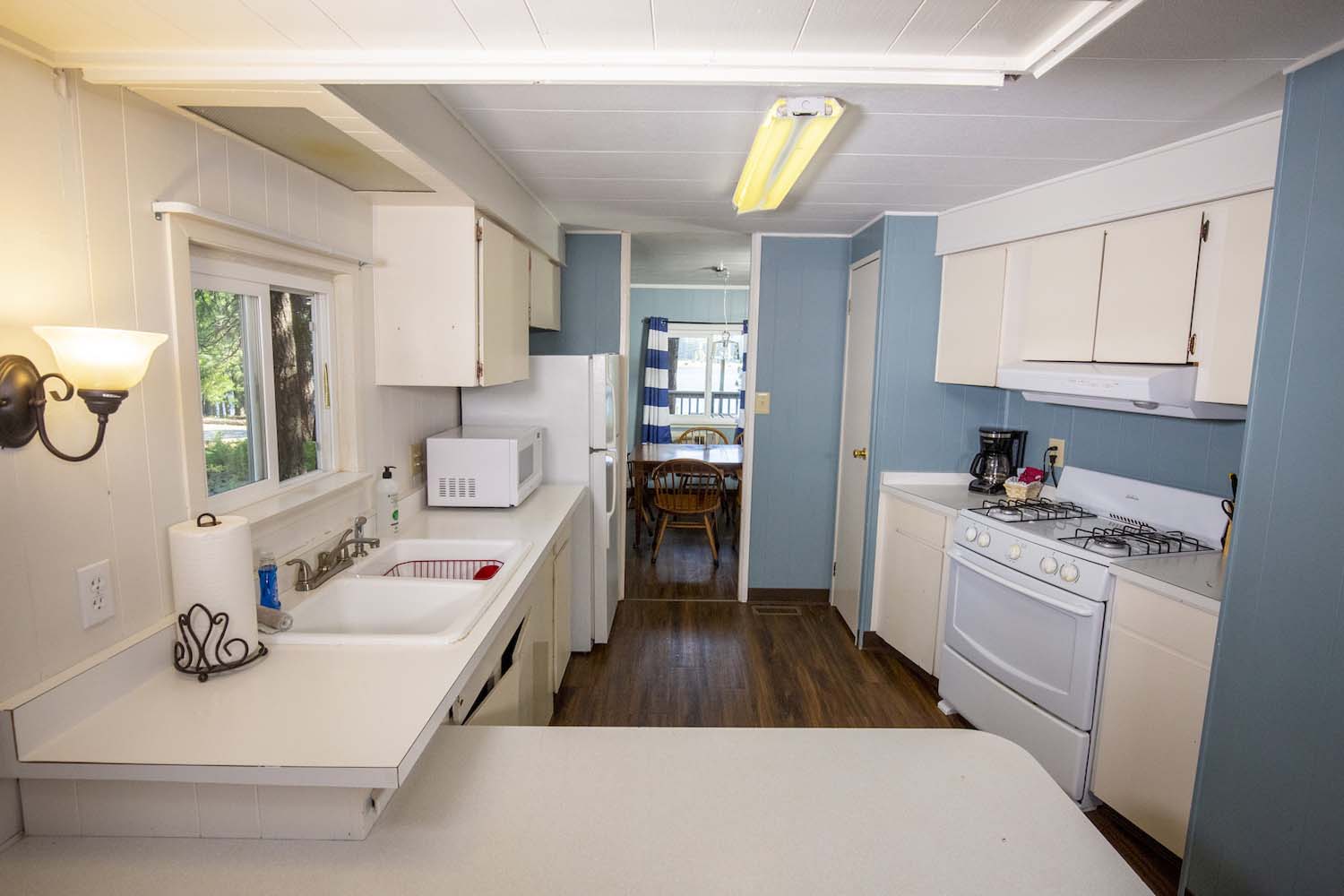 Lake Siskyou Marina house kitchen